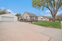 Charming 2-bedroom bungalow in lovely West Council Bluffs with WiFi, AC Kanesville Tabernacle附近的飯店