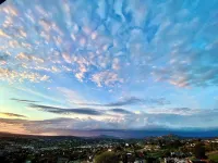 Mountain Top 4 Bdrm Home Along Nature Reserve with Spectacular Views, AC & WiFi