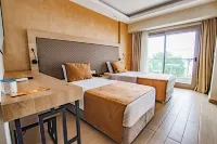 Point Beach Hotel - parking