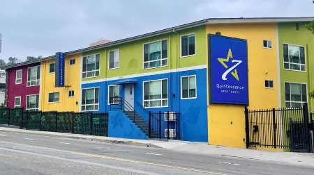 Quintessence ApartHotel Отели рядом с достопримечательностью «Уотеруорлд»