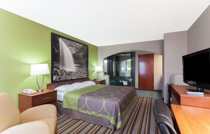 Super 8 by Wyndham Clarksville Northeast