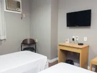 Master Express Alberto Bins - 200 Metros do Hospital Santa Casa Hotels near Botanic Garden