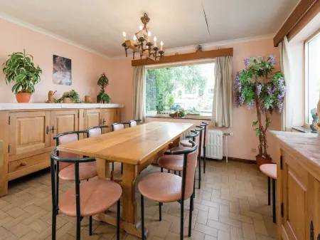 Group Cottage in Lierneux Отели в г. Льернё