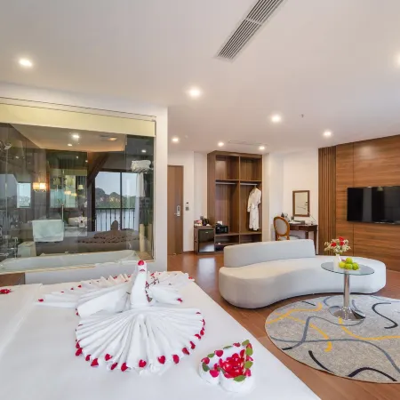 Paddington Hotel Halong Bayview Отели рядом с достопримечательностью «Бухта Халонг»