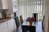 3 Bed Cottage Retreat - Private Garden & Parking