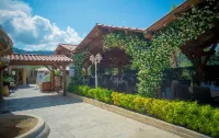 Hotel Lou Castelet Отели в г. Кастанье