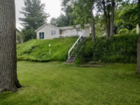 Lake Retreat With Hot Tub
