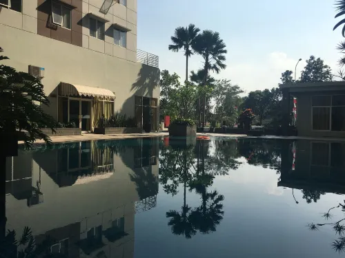 Cozy 2Br Apartment at Pinewood Jatinangor - Parkplatz