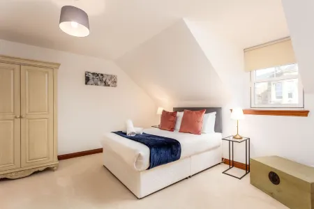 Cromwell Corner - Donnini Apartments