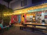 The Pelican Larry Hostel Hotels near Cancha De Ulpiano Lloreda
