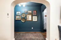Charming 1 Bed Historical Apartment - Steps to Downtown Midland