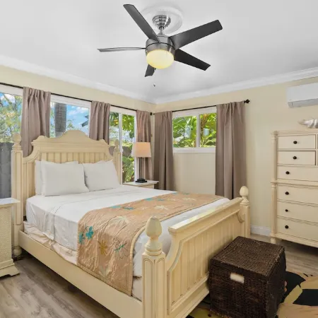 3 Bedrooms with Baths, Air Conditioning and Heated Pool Near Grand Hyatt.