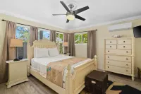 3 Bedrooms with Baths, Air Conditioning and Heated Pool Near Grand Hyatt.