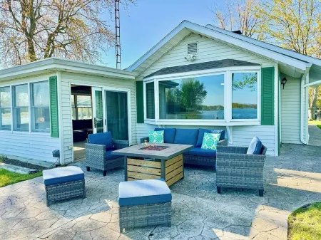 Lake House Cottage w/ Breathtaking Views!