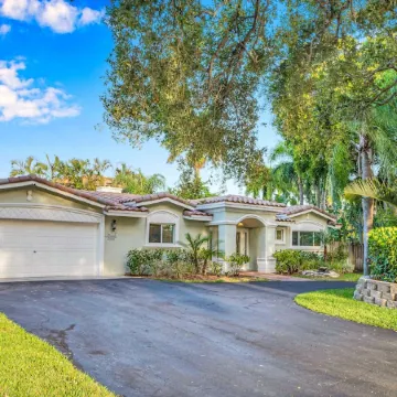 Sunny Florida Escape: Private Heated Pool, Hot Tub, Putting Green, Beach Nearby!