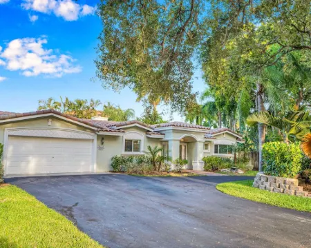 Sunny Florida Escape: Private Heated Pool, Hot Tub, Putting Green, Beach Nearby! Hotels in Lighthouse Point