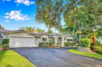 Sunny Florida Escape: Private Heated Pool, Hot Tub, Putting Green, Beach Nearby! - Wifi