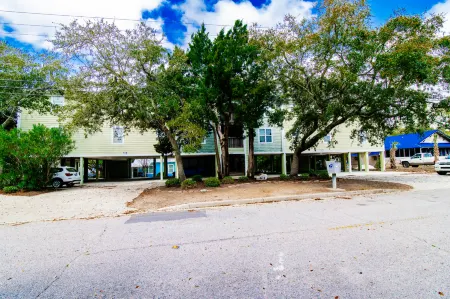 Blue Wave Retreat in Heart of Myrtle Beach Отели рядом с достопримечательностью «Миртл Манор Трейлер Парк»