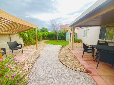 Spacious Entire Home Near Airport and Downtown Perfect for Families & Work Trips Отели рядом с достопримечательностью «Парк Кларк Уэтлендс»