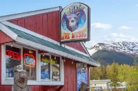 Renovated condo with mountain views, fireplace & spiral staircase - walk to lift Hotels in Girdwood