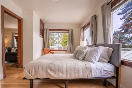 Spacious Living with Deck and BBQ Experience - Bright Airy Retreat