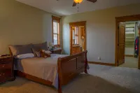 Gorgeous Wilderness Retreat - Hot Tub, Fire Pit, BBQ