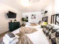 Pristine Pool and Mini Golf - Stylish Coastal Retreat فنادق في Largo