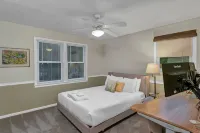 Large Back Deck and Fast Wifi - Charming Spacious Retreat Hotels in Irmo