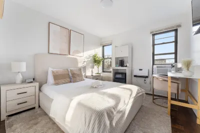 Luxurious Studio with Shared Living Space - Stylish Urban Haven