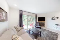 Ski-in/ski-out condo near the slopes with pool, fast WiFi & garden-level patio فنادق في Warren