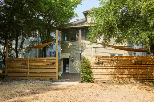 Gorgeous Outdoor Spaces and Cozy Luxury Amenities - Inviting Oasis 홈우드 호텔
