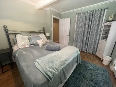 Entire Charming Bungalow Close to Amenities - Charming Cozy Avantgarden附近的飯店