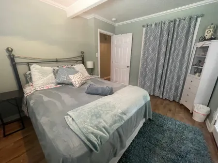 Entire Charming Bungalow Close to Amenities - Charming Cozy Отели в г. Оберн