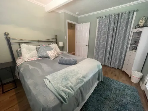 Entire Charming Bungalow Close to Amenities - Charming Cozy Hotels in Auburn