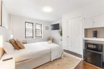 Comfort and Convenience with Community Vibe - Charming Urban Retreat Hotels in 