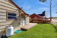 Dog-friendly cottage with fireplace & enclosed yard - walk to beach/eateries