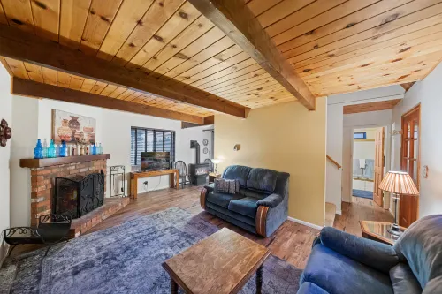 Modern Cabin Retreat with Spa and Cozy Fireplace - Inviting Getaway Hotels in Idyllwild