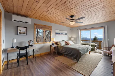 Mountain Views and Hot Tub - Cozy Upscale Cabin Retreat Hotels near Hawksnest Snow Tubing and Zipline