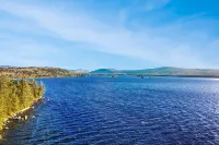 Scenic Lake Views and Cozy Deck - Charming Idyllic Retreat 비버 코브 호텔