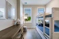 Chic Retreat - WiFi, Outdoor Lounge, Fire Pit Hotels in Naples Park