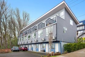 Stylish Townhome with Balcony and Smart Amenities - Charming Modern Haven