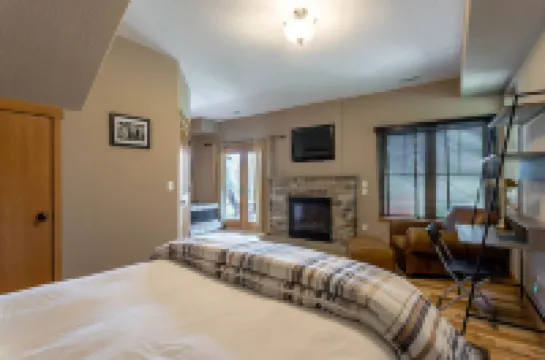 Access to Trails and Cozy Comforts - Stunning Mountain Retreat