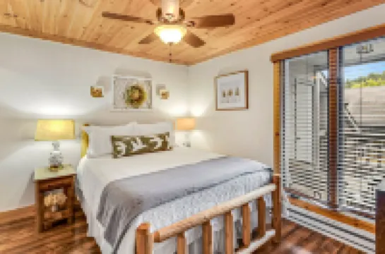 Charming Downtown Retreat with Rustic Modern Touches - Delightful Getaway