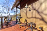 Beautiful lakefront house with full kitchen, private dock, & hot tub Hotels in Tazewell