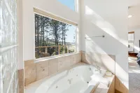 Beautiful Home with Ocean and Yaquina Lighthouse Views - Walk to the Beach