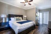 Outdoor Pool and Scenic Balcony Views - Charming Mountain Retreat Hotels in Townsend