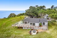 Lovely oceanfront home with large deck, panoramic views, firepit, & W/D Hotels near Navarro River