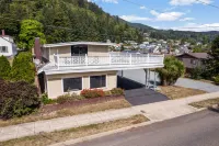 Charming Coastal Retreat with Game Room - Inviting and Spacious Các khách sạn ở Garibaldi