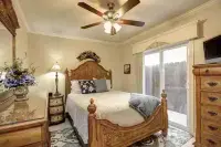 Private Hot Tub and Beautifully Decorated Space - Charming Coastal Oasis