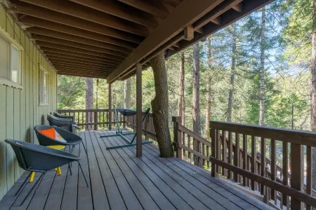 Open Concept Living and Scenic Deck - Charming Cozy Cabin Отели в г. Крестлайн